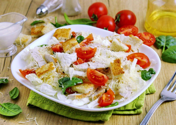 Салат Цезарь с курицей и домашним соусом