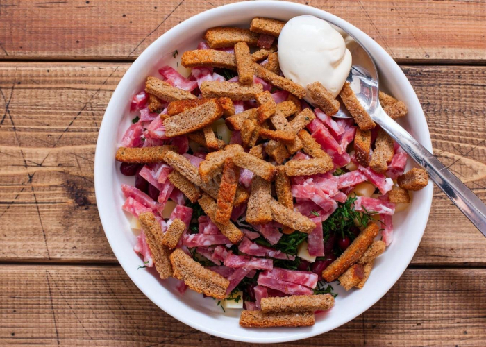 Салат из фасоли с колбасой и сухариками