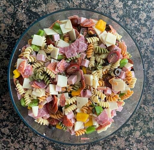 Салат из макарон с колбасой и сыром