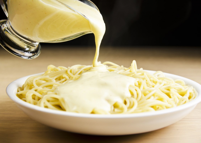 Спагетти с густым сырным соусом