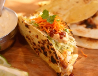 Домашние рыбные тако с острым соусом чипотле